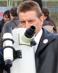 "АстоФест-2006". Редактор "Астрогалактики" Александр Козловский осматривает телескопы, выставленные на наблюдательной площадке. Фото Граней.Ру