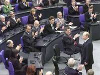 Депутататы бундестага аплодируют Владимиру Путину. Фото AP