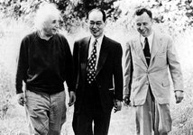 Альберт Эйнштейн, Хидеки Юкава и Джон Уилер в Принстоне в 1954 г. (японский физик Юкава - лауреат Нобелевской премии по физике за 1949 год). Фото с сайта www.bigear.org/CSMO/HTML/CS04/cs04p02.htm