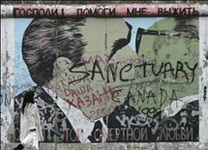 Граффити поцелуя генсеков. Фото ''Новой газеты''