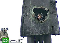 Памятник Ленину на Финлядском вокзале. Кадр НТВ