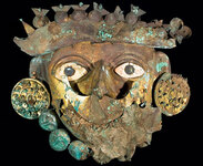 Погребальная маска "Правителя Укупе", найденная в июне 2008 года. Фото: Steve Bourget с сайта National Geographic