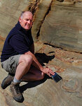Грег Браун рядом с одним из шести 70-миллионнолетних следов, найденных в разных местах в районе Нельсона. Это первые следы динозавров, обнаруженные в Новой Зеландии. Фото с сайта www.physorg.com
