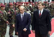 Владимира Путина встречают бельгийский премьер Ги Верхофстадт и гвардейцы. Фото Reuters