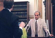 Дирк Грайндер в суде. У прокурора в руках куртка, которая была на обвиняемом в день убийства. Фото AP