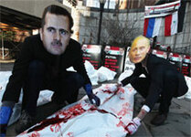 Активисты в масках Путина и Асада у штаб-квартиры ООН в Нью-Йорке. 2011 год. Фото: cnn.com