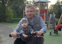Дмитрий Бородин с сыном на детской площадке. Фото из твиттера @borodin_nl