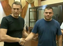Алексей Навальный и Петр Офицеров. Кадр трансляции