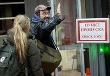 Дмитрий Литвинов с супругой покидают Россию. Фото: Greenpeace 