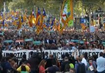 Демонстрация в Барселоне 21 октября 2017 года. Кадр La Vanguardia
