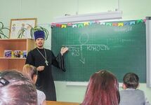 Священник в школе. Фото: ugraeparhia.ru