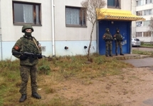 Автоматчики у офицерского общежития в Агалатове. Фото: 47news.ru