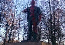 Облитый краской памятник Ленину в Красном Селе. Фото из ВК-группы "Транспортный коллапс для жителей г. Красное Село"