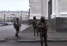 Вооруженные люди в центре Луганска. Кадр "ГТРК ЛНР"