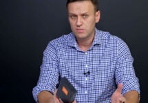 Алексей Навальный с чехлом Pop Slate. Кадр с YouTube-канала политика