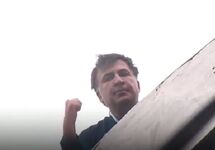 Михаил Саакашвили на крыше своего дома. Кадр NewsOne
