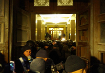 Протестующие в холле Октябрьского дворца. Фото: pravda.com.ua
