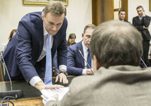 Алексей Навальный в ЦИКе. Фото: Евгений Фельдман