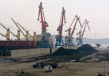 Погрузка угля в северокорейском порту. Фото: sdelanounas.ru