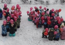 Флэшмоб в Михайловке: детсадовцы на коленях в снегу. Источник: ВК-сообщество "Команда Михайловки"