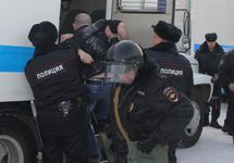Задержание участника протестов в Березовке. Фото: 24.мвд.рф