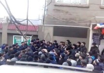 Акция протеста у Ахтынского райотдела полиции. Кадр видео РИА "Дербент"