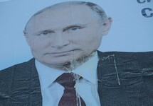 Серов: билборд с портретом Путина, забросанный яйцами. Фото: serovglobus.ru