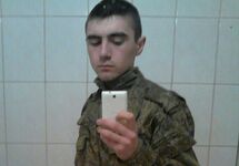 Солдат со смартфоном. Фото из "ВКонтакте"