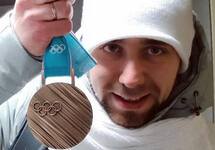 Александр Крушельницкий с бронзовой медалью Олимпиады. Фото из Инстаграма @a_nastasia92