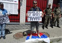 Сергей Крюков в пикете у посольства России в Киеве. Фото с личной ФБ-страницы