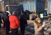 Противостояние на трассе под Волоколамском. Фото с ВК-страницы "Ядрово. Задыхаемся!!!"