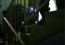 Полицейские ломают дверь квартиры Владимира Журавлева. Кадр видео