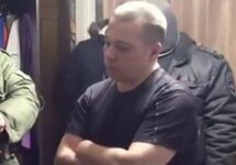 Андрей Злоказов во время обыска. Кадр видео