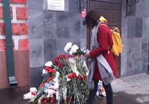 Цветы у представительства Кемеровской области в Москве. Кадр видео