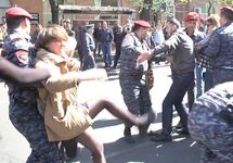Разгон протестующих в Ереване. Кадр видео "Радио Азатутюн"