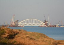 Постройка Крымского моста. Фото: Википедия