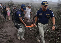 Эвакуация пострадавших в Гватемале. Фото: edition.cnn.com