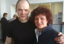 Дмитрий Борисов с матерью после освобождения. Фото Аллы Фроловой