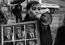 Варвара Михайлова на первомайской демонстрации. Фото из личного твиттера (@BukvaCe)