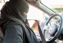 Женщина за рулем в Саудовской Аравии. Фото: ford.com