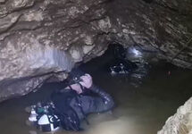Водолазы в пещере Тхам-Луанг. Кадр видео