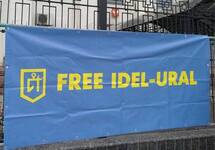 Флаг "Свободного Идель-Урала" на заборе посольства России в Киеве. Фото с ФБ-страницы движения