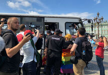 Задержание ЛГБТ-активистов в Петербурге. Фото: tvrain.ru