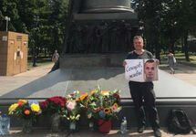 Алексей Медведев в пикете у памятника Грибоедову. Фото с ФБ-страницы Андрея Плахова