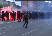 Столкновения в Хемнице. Кадр видео Би-Би-Си