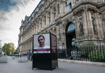 Стенд, посвященный Сенцову, у парижской мэрии. Фото: paris.fr