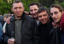 Олег Дерипаска (слева) с бутылкой пива. Источник: scandaly.ru
