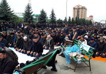 Коллективный намаз на акции в Магасе. Фото: ФБ-страница Олега Козловского