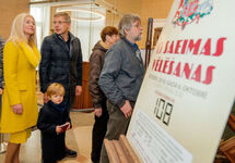 Нил Ушаков с семьей на избирательном участке. Фото с официальной фб-страницы