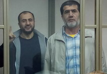Акрамджон Абдуллаев (слева) и Нематджон Исроилов после оглашения приговора. Фото Владислава Рязанцева для "Граней"